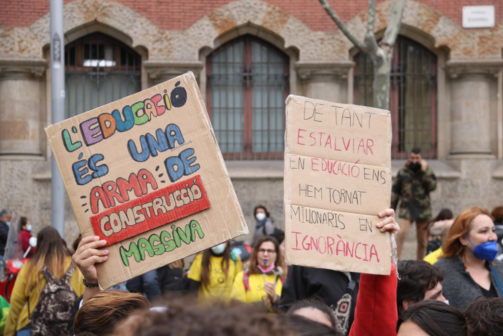 Manifestacions dels mestres i professors contra les maneres d'imposar un calendari i altres mesures del conseller Cambray