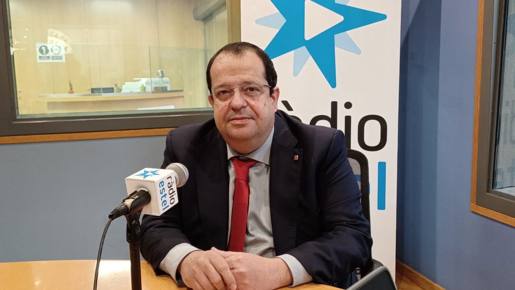 El conseller Joan Ignasi Elena, als estudis de Ràdio Estel
