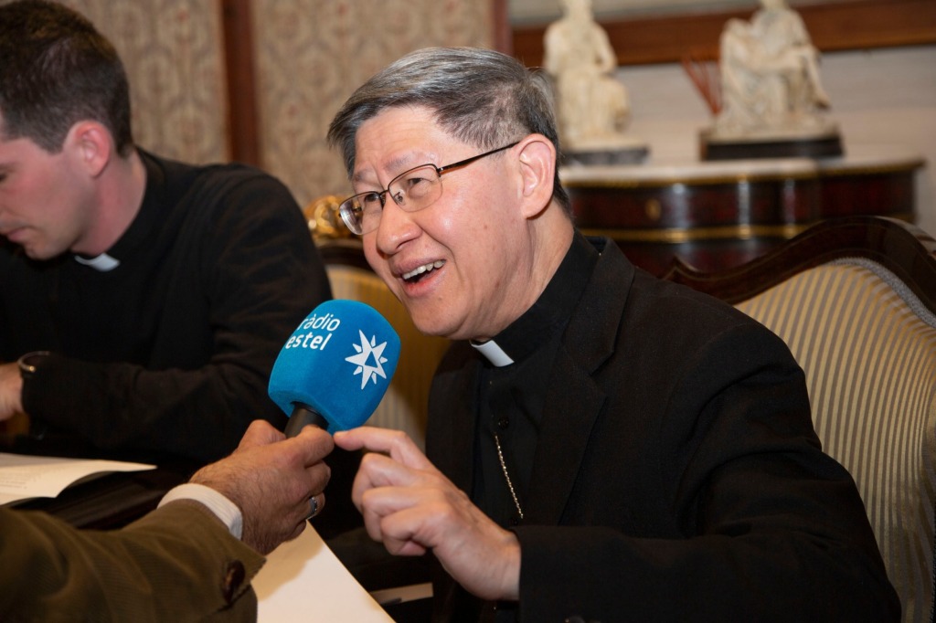 El cardenal Tagle, en la seva visita a Barcelona, atenent Ràdio Estel