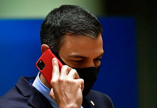 Pedro Sánchez, parlant pel seu telèfon mòbil