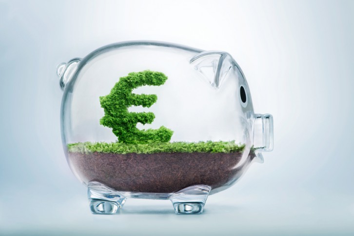 Imatge que il·lustra el benefici col·lectiu de la banca ètica, amb una guardiola en forma de por de vidre i el símbol Euro com si fos de gespa a dins