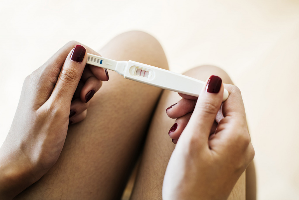 Una dona amb un test d'embaràs