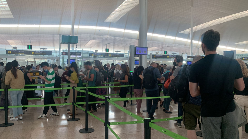 Cues per accedir al control d'equipatges de l'aeroport de Barcelona