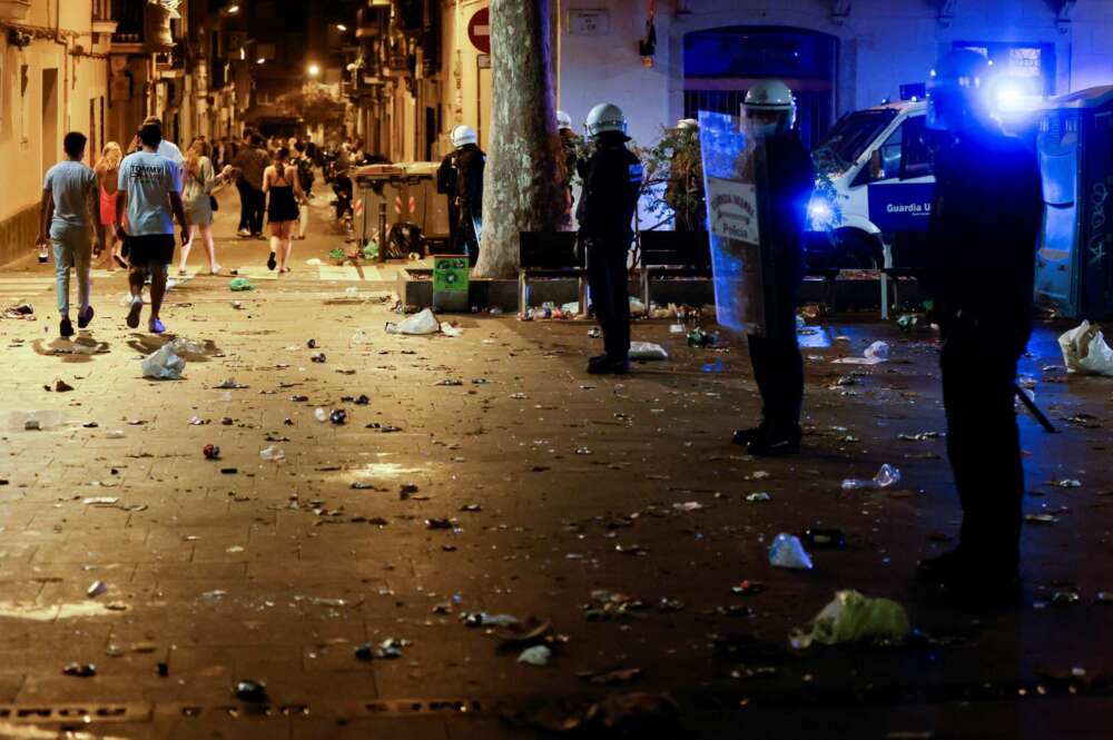 Una patrulla de policia als carrers de Barcelona, a la nit