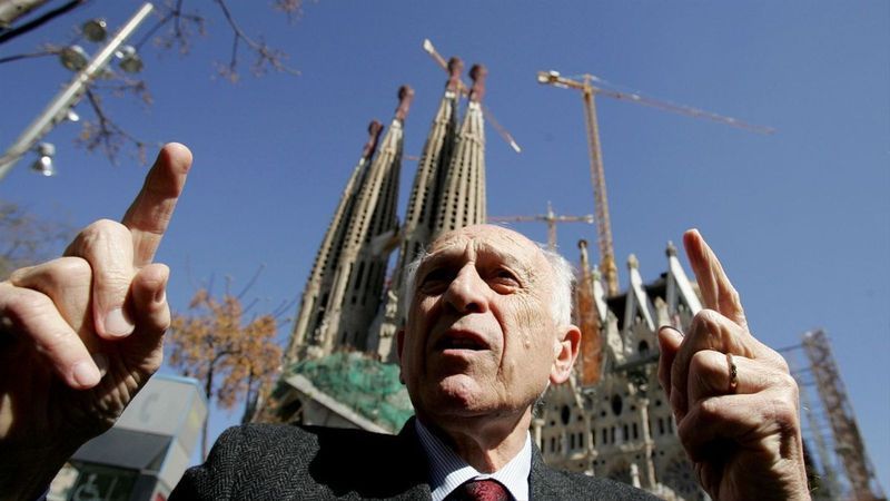Jordi Bonet, l'arquitecte de la Sagrada Família tal i com la coneixem, davant d'una de les façanes del temple (contrapicat)