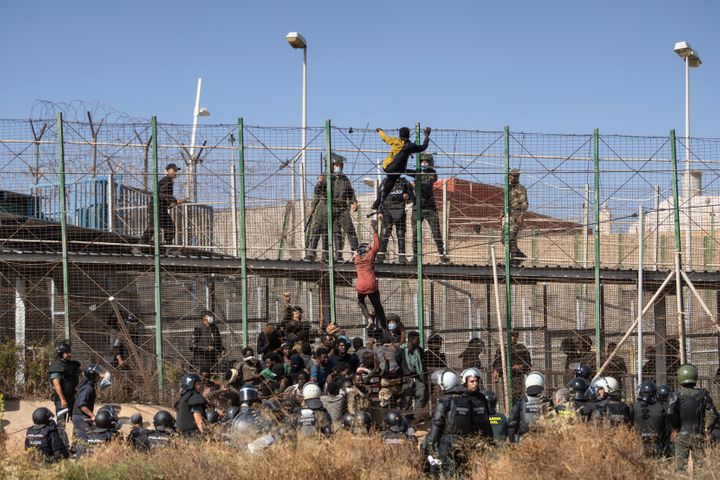 Alguns migrans intenten saltar la tanca entre Melilla i el Marroc