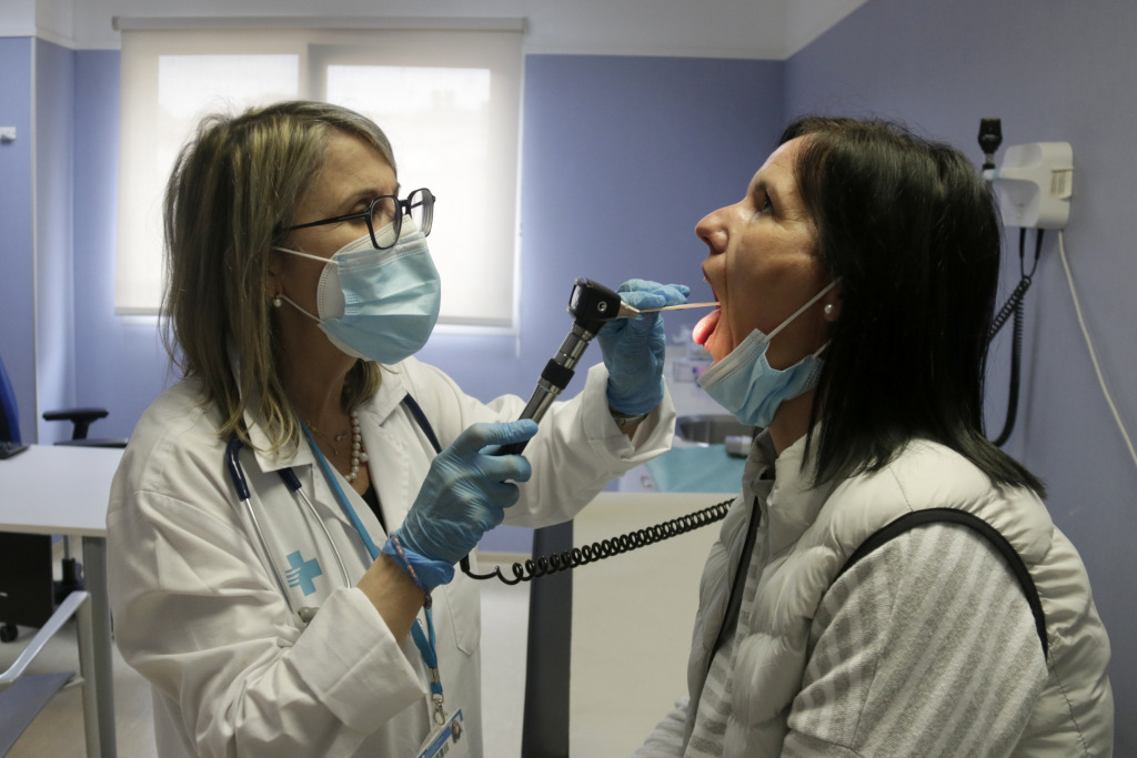 Una infermera del CAP de Mataró examina una pacient