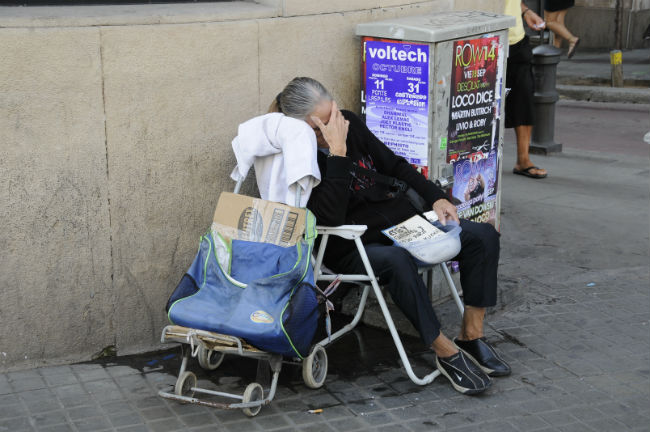 Una anciana dormint al carrer