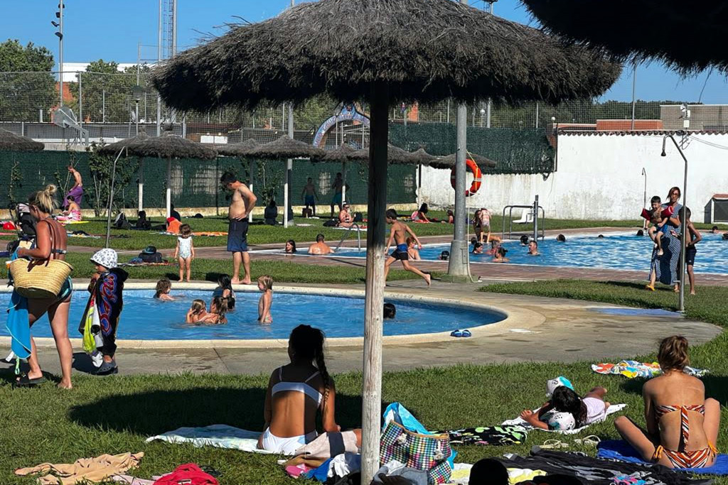 Una imatge a la piscina municipal de Llagostera, que serà gratuïta durant les hores de més calor mentre duri l'onada de calor