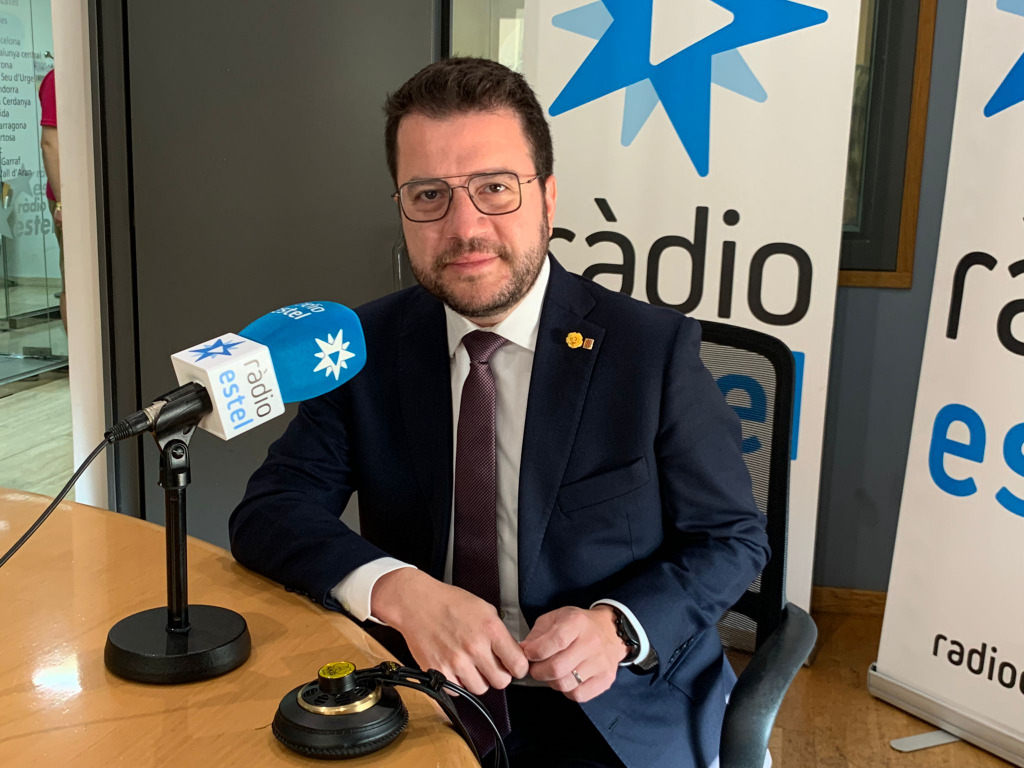 Pere Aragonès, als estudis de Ràdio Estel