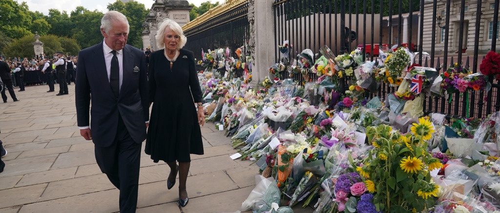 El rei Carles III d'Anglaterra i la reina consort, Camila Parker Bowles, arriben al Palau de Buckingham i observen les flors que els ciutadans han deixat per la mort de la reina Elisabet II