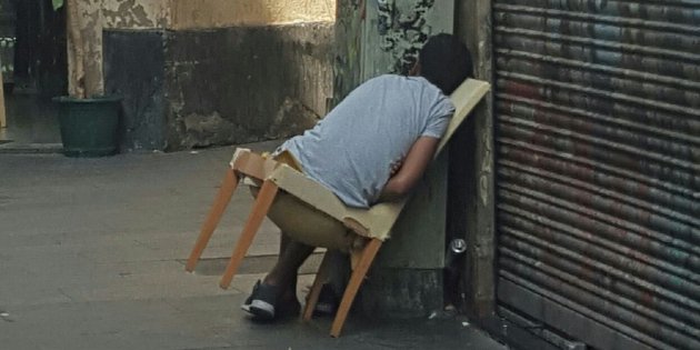 Un drogoaddicte al Raval, d'esquenes sobre una cadira