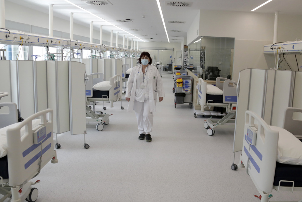 Una infermera camina pel passadís de l'UCI a l'edifici annex a l'hospital Moisès Broggi