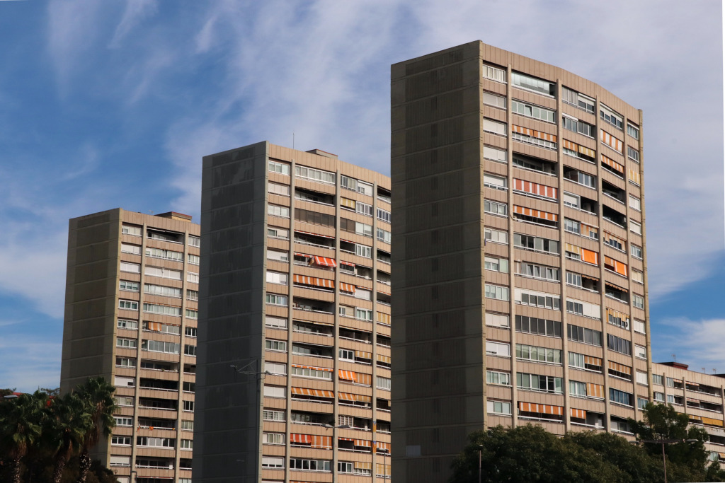 Tres alts edificis al barri de Sants de Barcelona