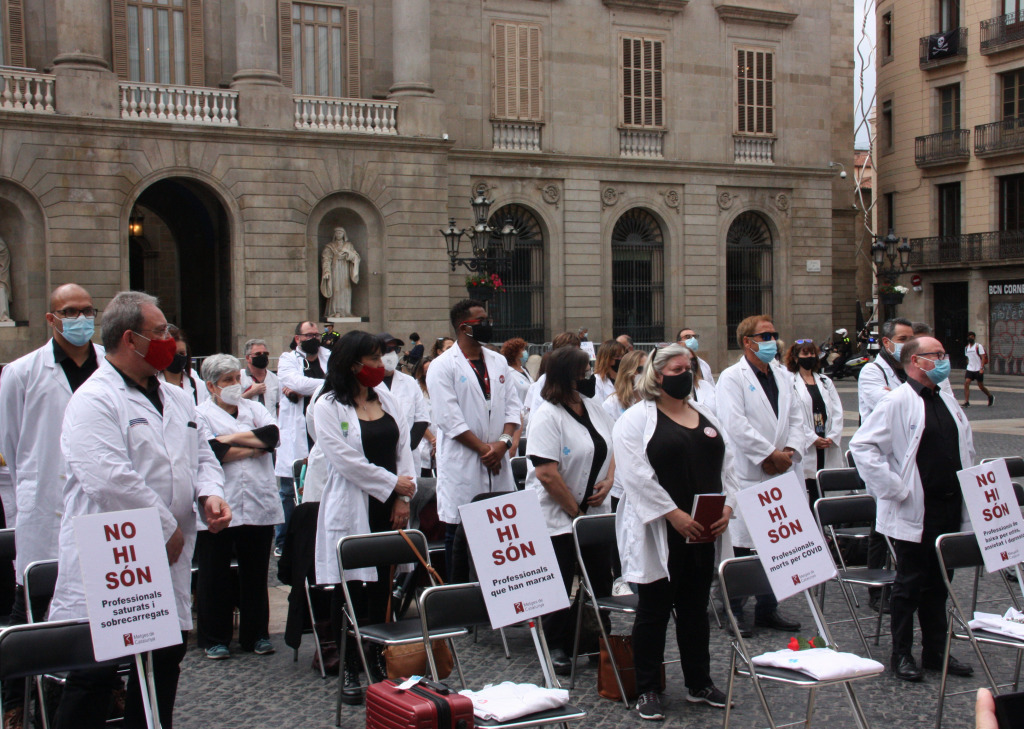 Els metges de peu en una concentració organitzada per Metges de Catalunya a la plaça de Sant Jaume per reivindicar la dignificació de la medicina familiar i comunitària el 19 de maig de 2021.