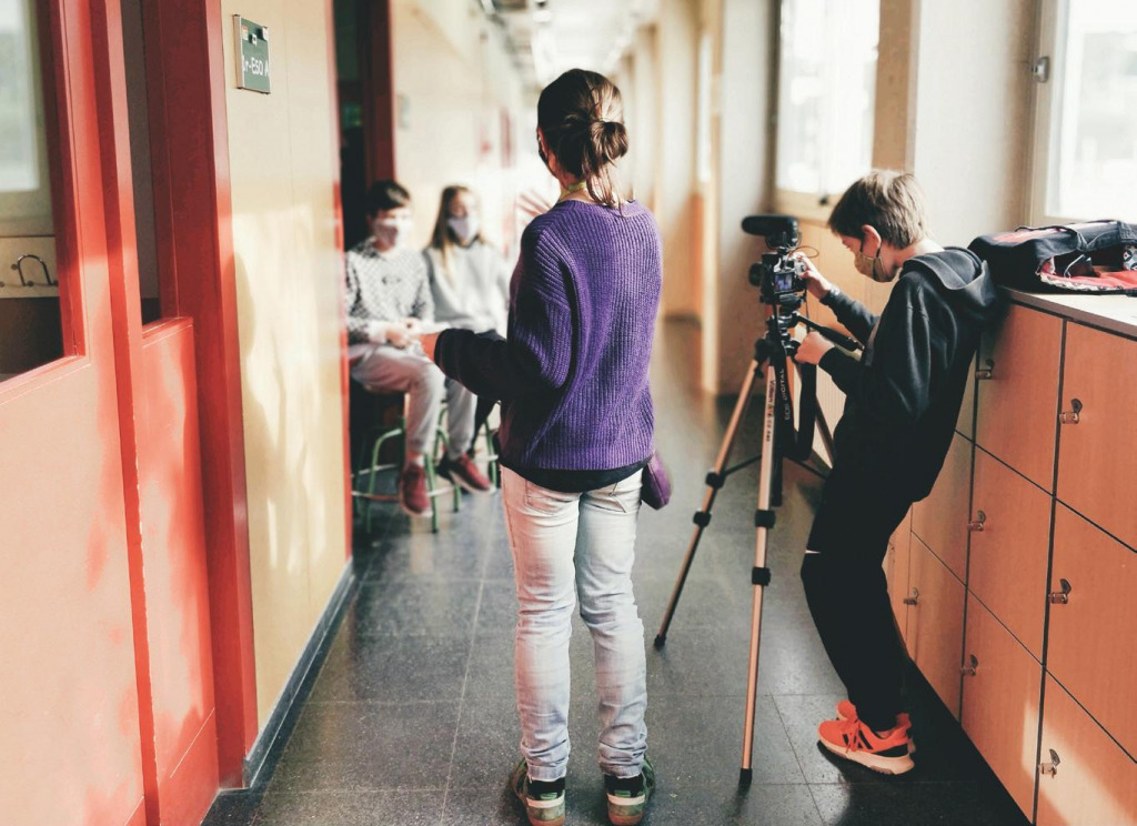 Uns joves fent un vídeo a l'escola