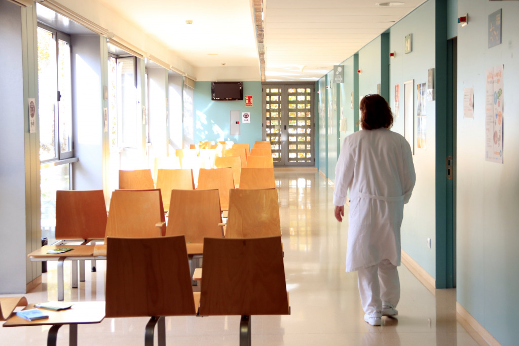 Una infermera camina per la sala d'espera d'Infermeria Familiar i Comunitària del Centre d'Atenció Primària (CAP) Can Bou de Castelldefels, el 15 de novembre de 2021.