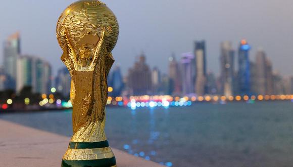 La copa del món de futbol amb Qatar darrere. El país acull l'edició de 2022 del Mundial.