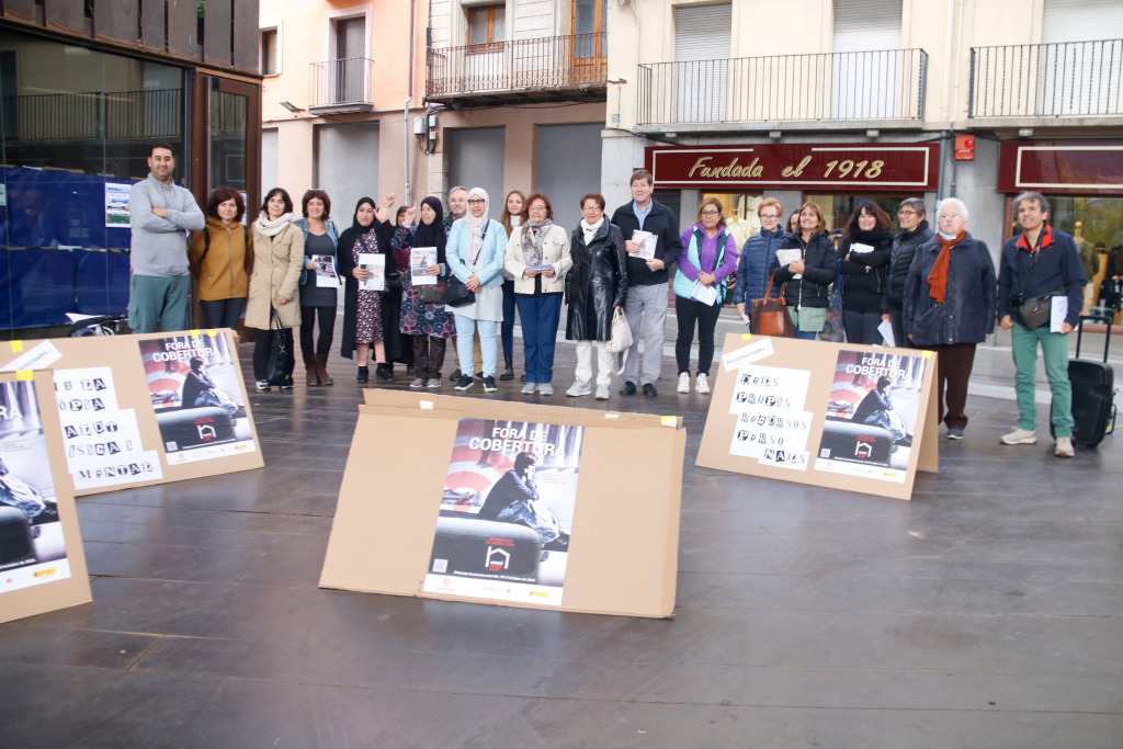 Concentració a Ripoll d'algunes persones impulsada per Càritas Diocesana de Vic, per denunciar la falta d'habitatge social i demanar més recursos públics