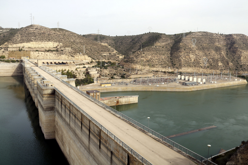 La presa del pantà de Mequinensa i la central hidroelèctrica d'Endesa