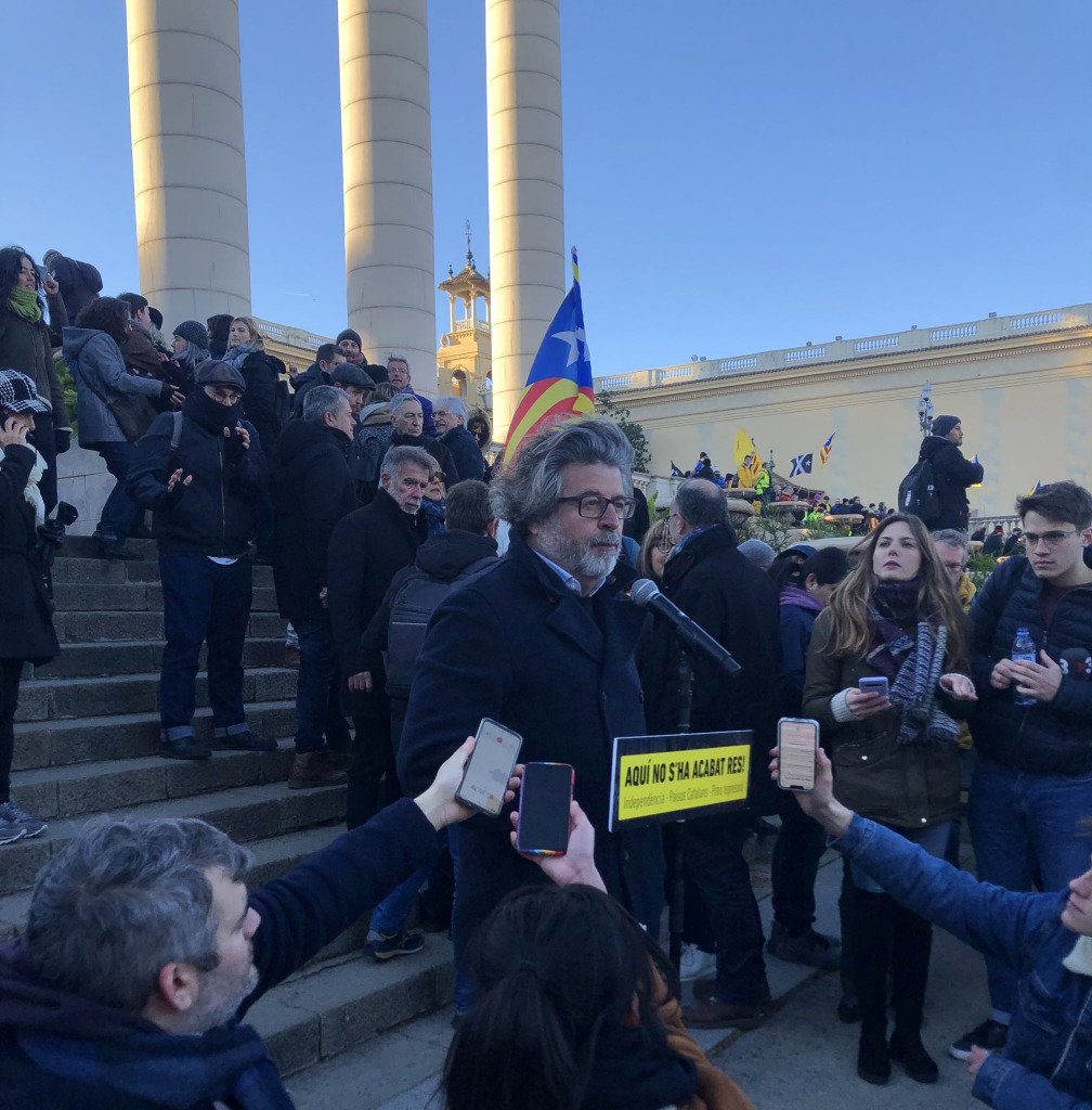 Antoni Castellà, portaveu de Demòcrates i membre del Consell de la República, atenent als mitjans a la manifestació del 19 de gener