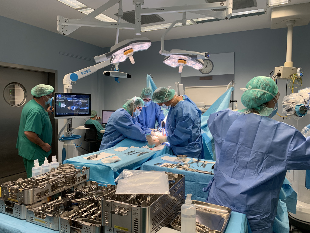 Professionals de l'hospital Santa Maria de Lleida fan una intervenció amb un nou robot per a cirurgies de pròtesis de genoll.