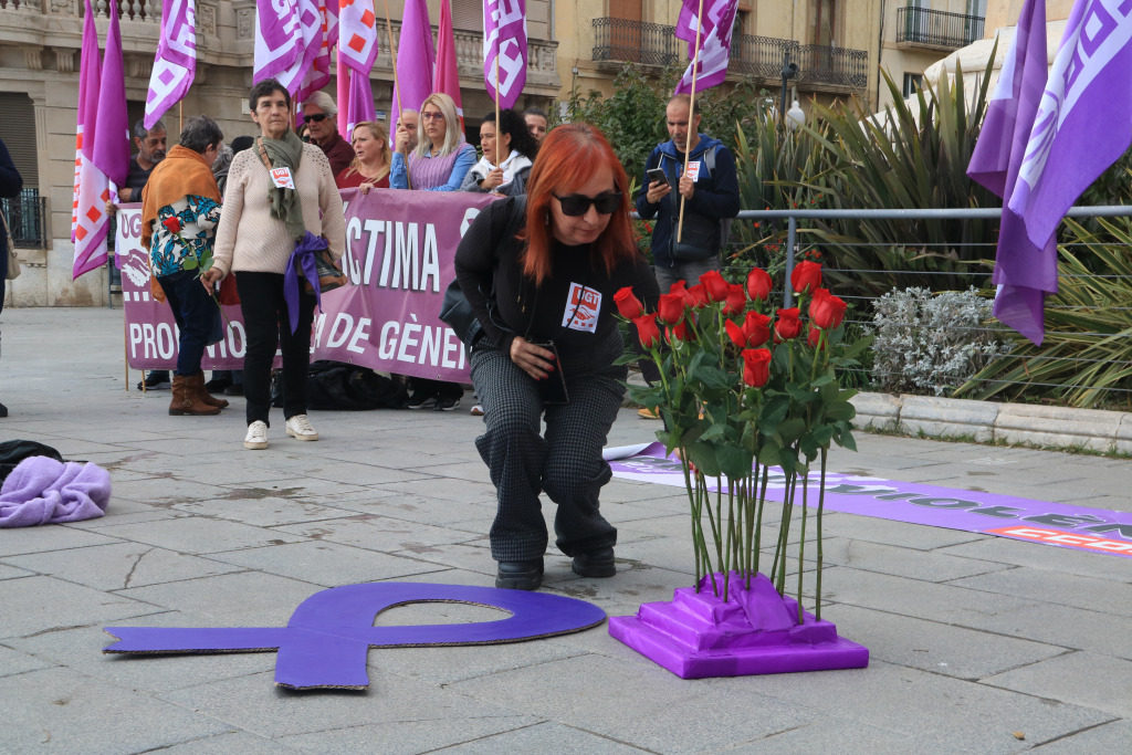 Una dona col·loca una rosa per homenatjar les víctimes de la violència masclista, el 25 de novembre a Tarragona.