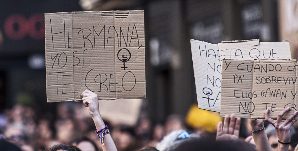 Cartells en una manifestació feminista.