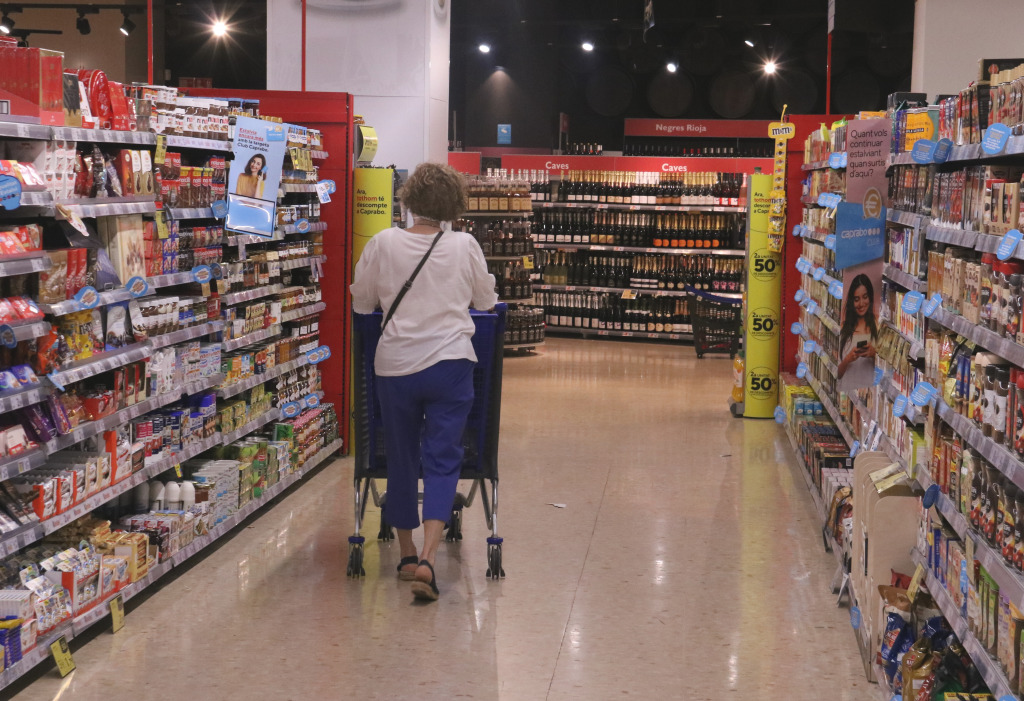 Una dona comprant en un supermercat de Barcelona. ACN
