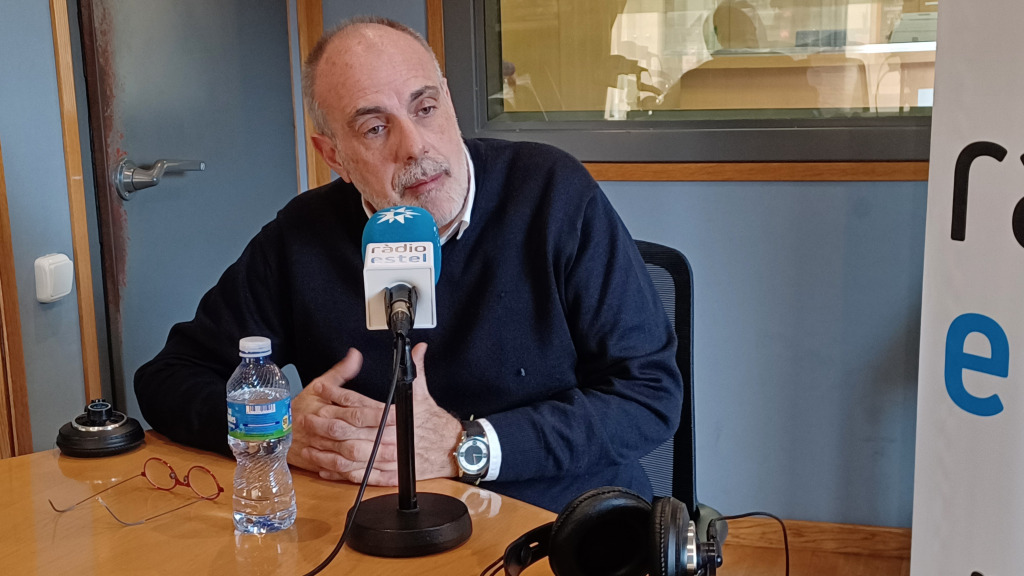 El polític i jurista Joan Ridao, als estudis de Ràdio Estel