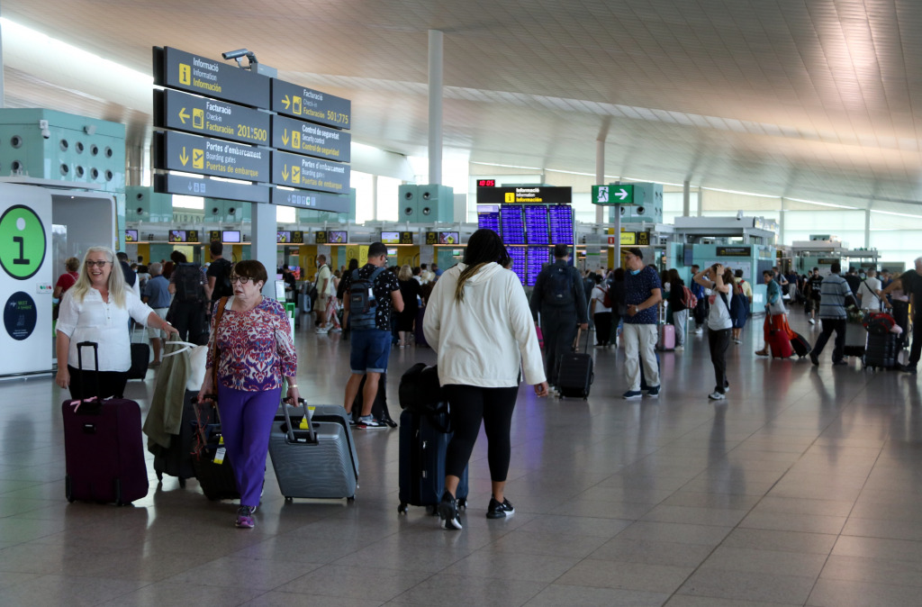 Àrea de sortides a la terminal 1 de l'aeroport de Barcelona El Prat