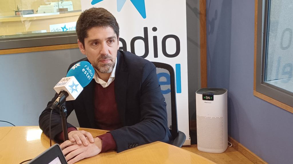 David Cid, portaveu d'En Comú Podem al Parlament, durant l'entrevista a Ràdio Estel