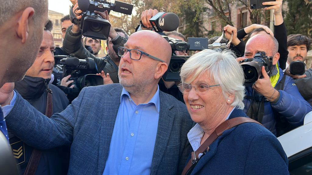 L'advocat Gonzalo Boye i l'exconsellera Clara Ponsatí, en el moment de ser detinguda pels Mossos d'Esquadra a Catalunya.