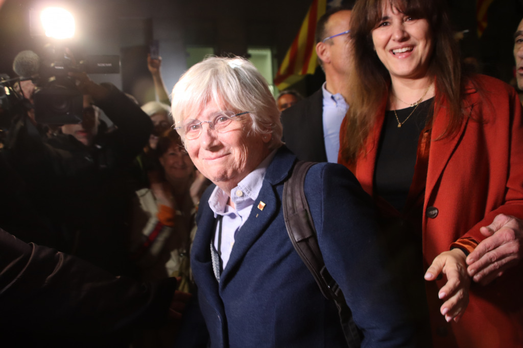 L'exconsellera Clara Ponsatí a la sortida de la Ciutat de la Justícia després de declarar, acompanyada de la presidenta de Junts, Laura Borràs.