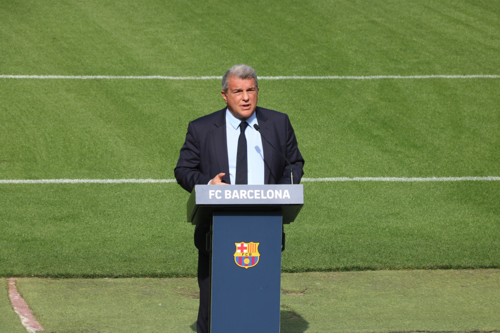 Joan Laporta, al Camp Nou i amb un fons verd.