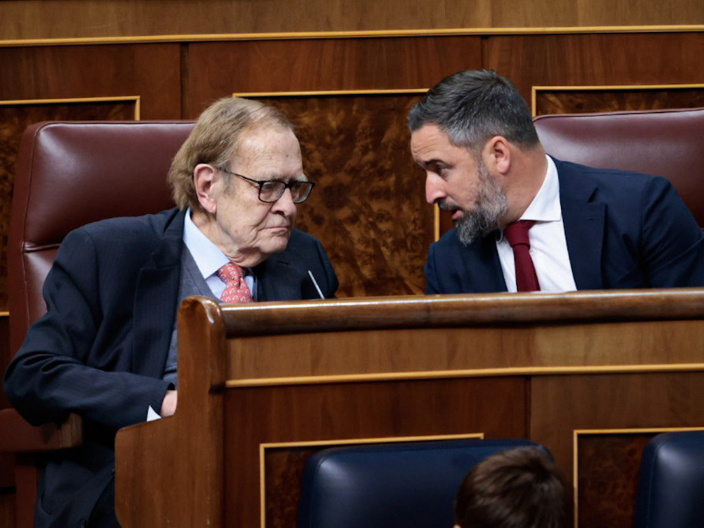 Ramón Tamames i Santiago Abascal, en un escó del Congrés dels Diputats