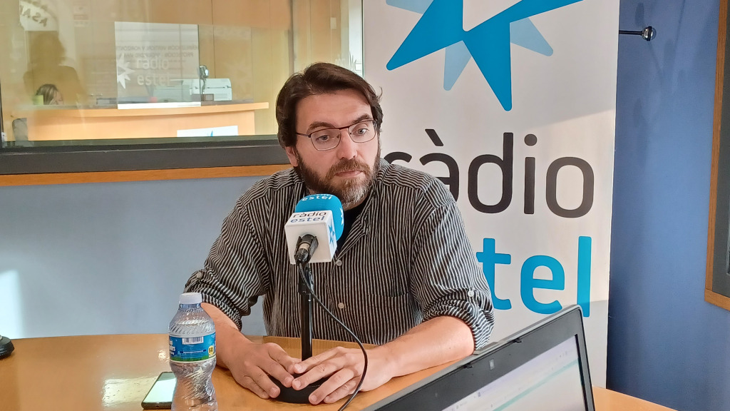 Ferran Pedret (PSC), primer secretari de la Mesa del Parlament, als estudis de Ràdio Estel