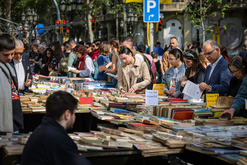 Gent escollint llibre per la superilla literària, la diada de Sant Jordi
