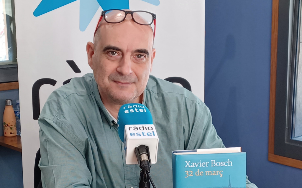 Xavier Bosch, l'escriptor que més ha vengut en Sant Jordi 2023 amb la novel·la '32 de marc', als estudis de Ràdio Estel.