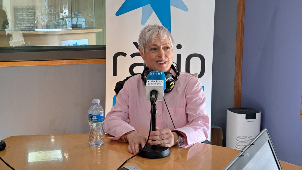 Anna Grau, als estudis de Ràdio Estel