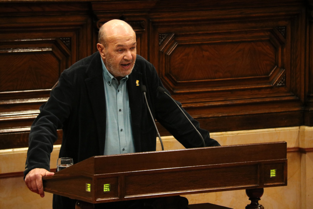 Joan Carles Gallego, diputat d'En Comú Podem, intervenint al Parlament en el debat sobre els pressupostos