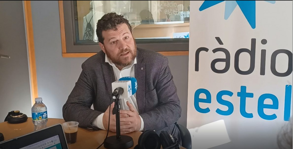 Marc Sanglas, secretari de mobilitat i infraestructures, durant l'entrevista a Ràdio Estel