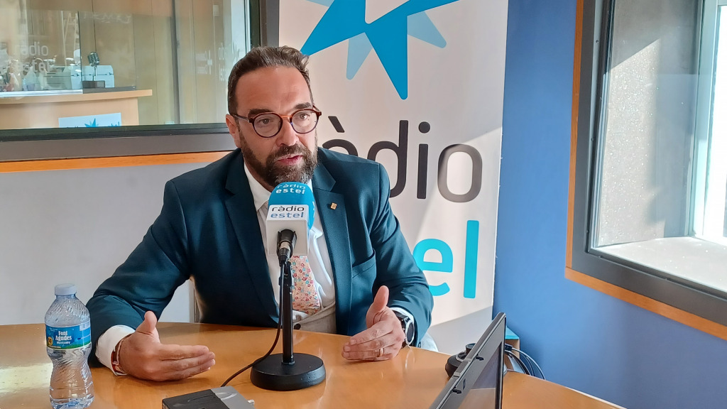 Juli Fernàndez, conseller de Territori, durant l'entrevista de Pol Marsà a Ràdio Estel