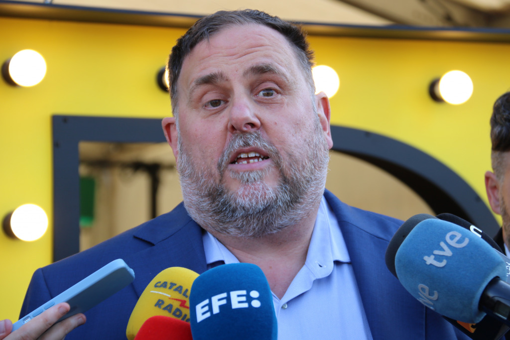 El líder d'ERC, Oriol Junqueras, atenent els mitjans a la Fira d'Abril de Barcelona