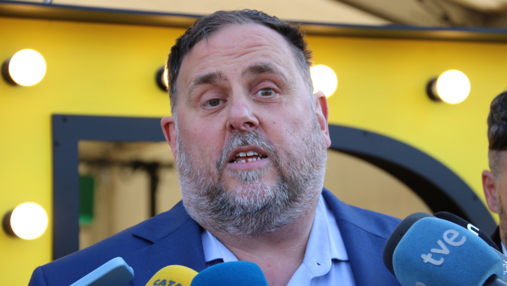 El líder d'ERC, Oriol Junqueras, atenent els mitjans a la Fira d'Abril de Barcelona