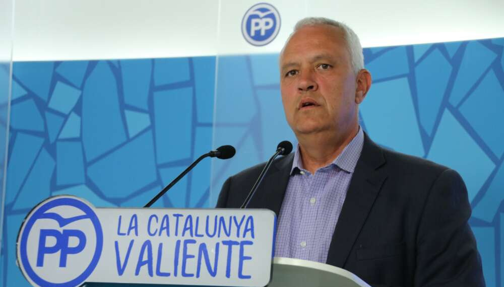 Santi Rodríguez, secretari general del PP, davant un atril que posa 'La Catalunya Valiente'