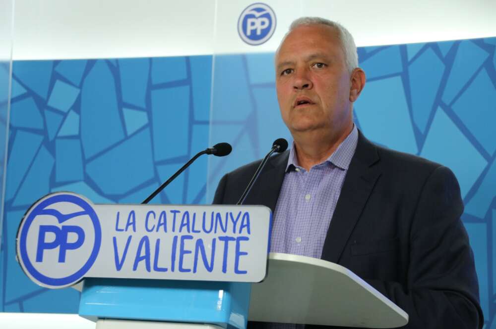 Santi Rodríguez, secretari general del PP, davant un atril que posa 'La Catalunya Valiente'