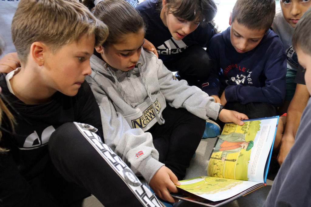 Alumnes d'Artés amb el llibre 'La revolta dels burots'