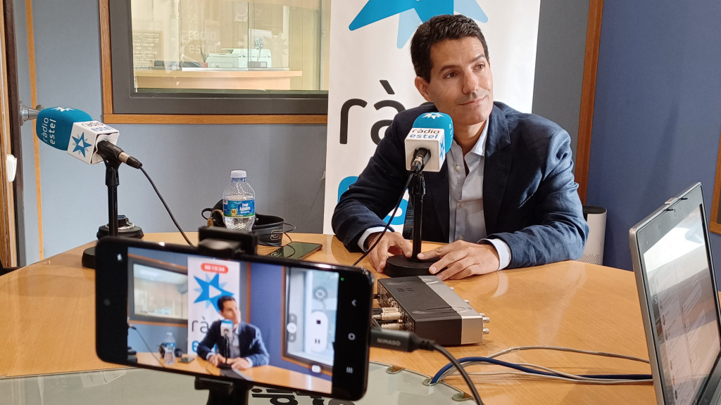 Nacho Martín Blanco, cap de llista del PP per Barcelona a les eleccions generals del 23 J, als estudis de Ràdio Estel