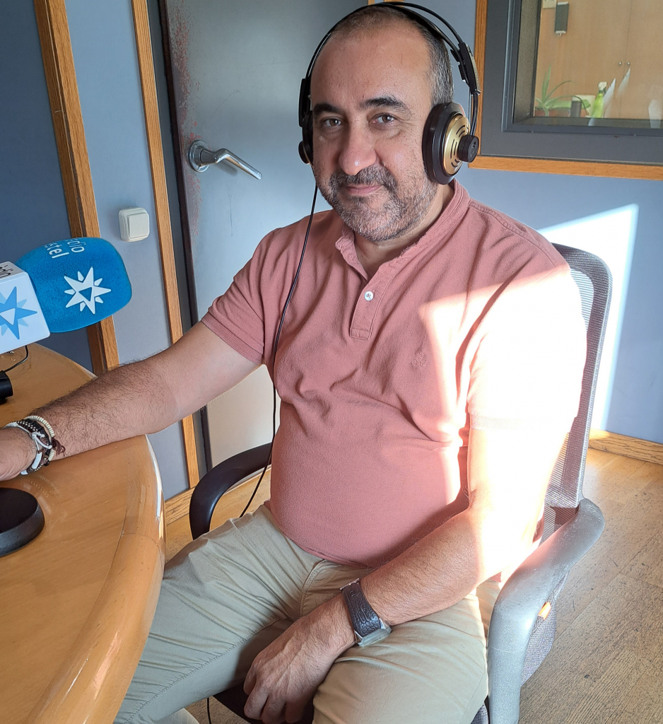 Javier Pacheco, durant l'entrevista amb Joan Trias a Ràdio Estel